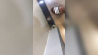 Quay lén em gái đi vệ sinh