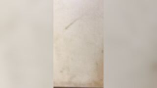 Quay lén em gái đi vệ sinh