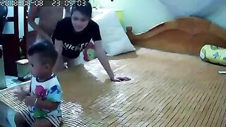 2 cợ chồng đụ khi con còn đang ngồi chơi