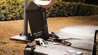 Gái xinh kẹt trong thùng râc bị đứt bắn sữa