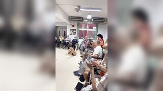 Em gái nứng Lồn, nhảy khiêu dâm trong viện dưỡng lão cho các cụ xem