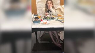 Đang ăn nhà hàng mà cứ gạ địt