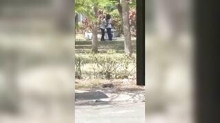 Các em học sinh public luôn nơi công cộng