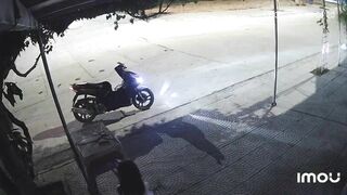 Thiên thần đi đêm nhưng mót quá cũng fai xả tí
