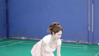 Chơi cầu lông này lạ quá, thua là cởi 1 món đồ