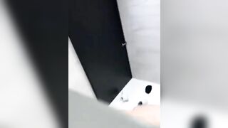 quay lén cặp đôi Nhà WC, Địt xong còn bú lol bẩn vkl