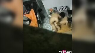 Quay lén cặp đôi sinh viên Bình Dương trong phòng trọ ngày mưa gió