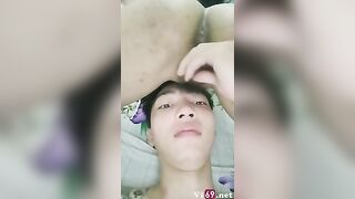 Em học sinh love 10 vừa học bài vừa được anh người yêu chăm sóc thế này