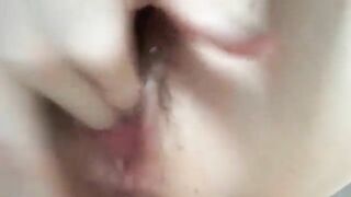 Em gái buồn lấy lồn ra móc
