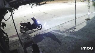 Em gái ngành đái bậy chưa kịp lau mép bím phải gấp đi tiếp khách