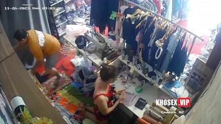 Hack camera chủ shop đụ vợ trước mặt com trai 😁😁
