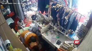 Hack camera chủ shop đụ vợ trước mặt com trai 😁😁