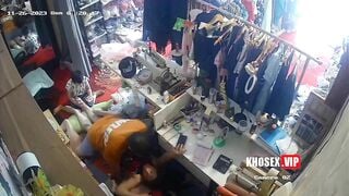 Hack camera chủ shop đụ vợ trước mặt com trai 😁😁