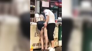 Biến thái tốc váy sờ lồn e gái đang trả tiền ở giữa phố