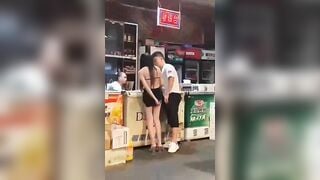 Biến thái tốc váy sờ lồn e gái đang trả tiền ở giữa phố