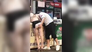 Biến thái tốc váy sờ lồn e gái đang trả tiền ở giữa phố