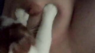 E gái thủ dâm cho mèo bóp vú rồi móc lồn