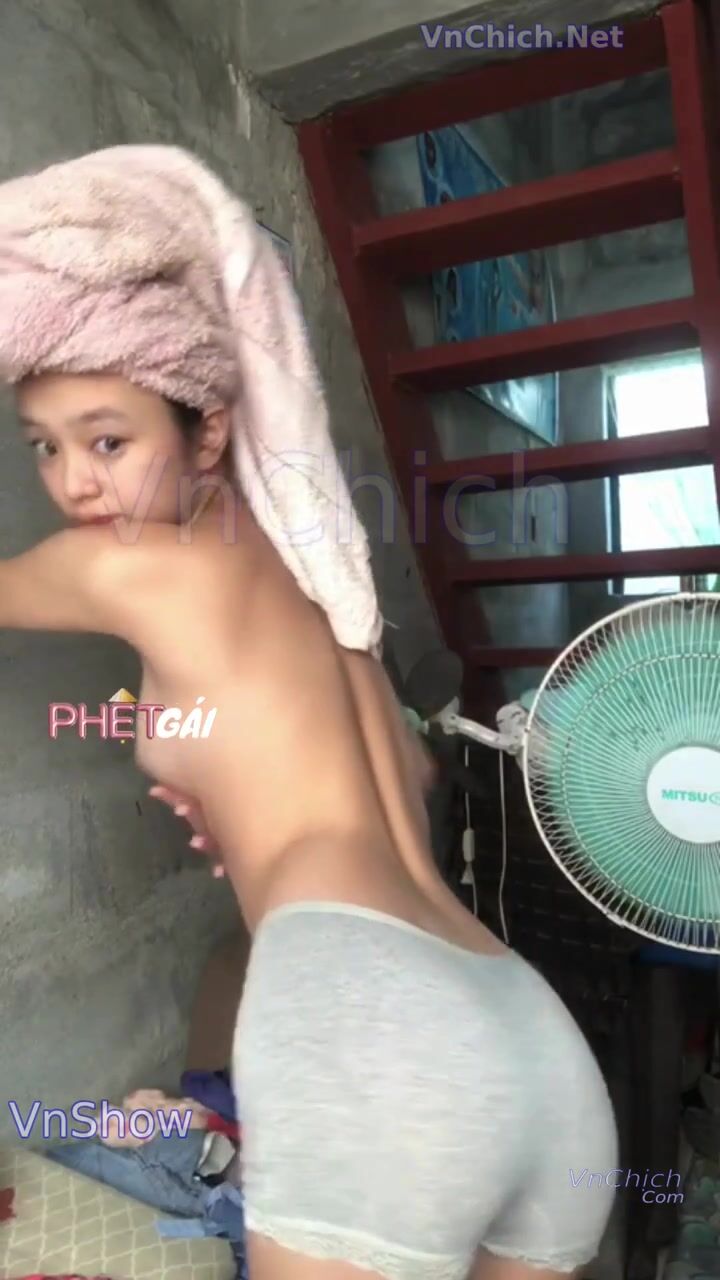 Tuy còn nhỏ nhưng đam mê bộ môn show hàng như các chị rồi