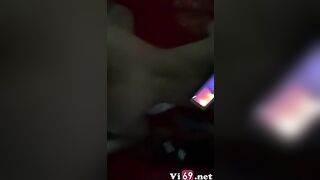 Vừa chơi em anh còn để điện thoại trên lưng bật nhạc giải trí