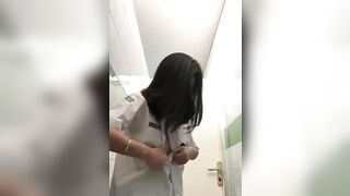 E gái lén lút móc loz trg WC trường bị cô giáo phát hiện p1