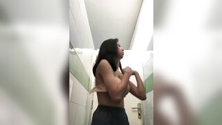 E gái lén lút móc loz trg WC trường bị cô giáo phát hiện p1