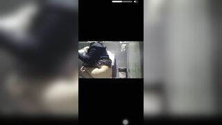 Đái dưới sàn luôn