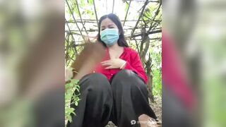 Em gái bạo quay live Public ngoài vườn 1