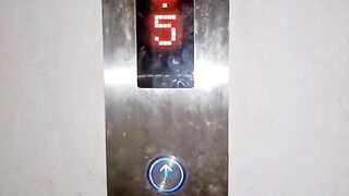 Thủ dâm trong thang máy nước bắn thì người lạ vào