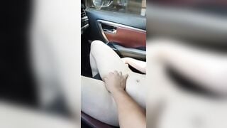 Đang đi oto mà con e cứ móc lồn bên cạnh nên thò tay sờ