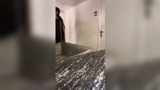 Qua nhà e chơi mà k ai có nhà nên đè ra Hiếp Dâm E có thật