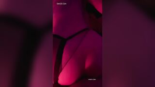 Sex Gái Xinh Quần Tất Lưới Chịch Xuất Tinh Ngập Bướm Không Lông