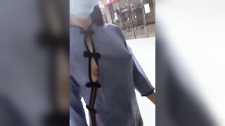 Lộ núm vú đi quanh siêu thị