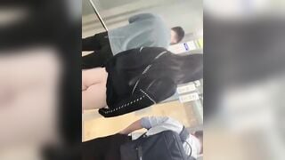 Tốc váy lên thủ dâm trong thang máy thì bị người lạ phát hiện