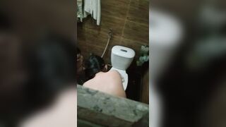 Quay lén mẹ đơn thân tắm cho con (P2)