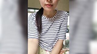 Gái quê đó, bố thì ở ngoài nch, con thì ở trong thủ dâm sau lưng bô liều thật