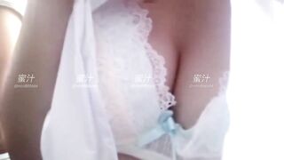 Lén khoe vú khoe lồn trên xe khách
