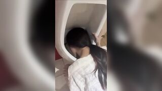Gái dâm đi liếm bồn tiểu nam ở nhà vệ sinh công cộng