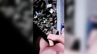 Nứng quá em ra đường trước cổng nhà người khác khẩu dâm thủ dâm