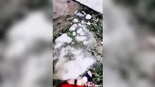 Nứng quá em ra đường trước cổng nhà người khác khẩu dâm thủ dâm