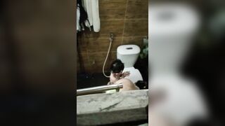 Quay lén mẹ đơn thân tắm cho con (P3)