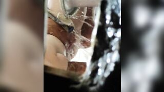 Quay lén mẹ vợ tắm nhìn mà muộn địt