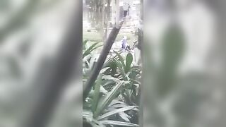 Hai em teen chơi thú nhún ở công viên tuổi trẻ