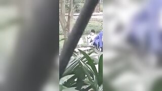 Hai em teen chơi thú nhún ở công viên tuổi trẻ