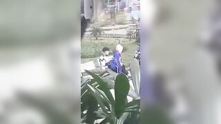 Hai em teen chơi thú nhún ở công viên tuổi trẻ