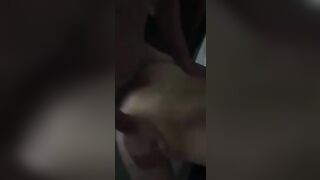 Quay phim cho vợ khẩu dâm khi được bạn gã chồng dập