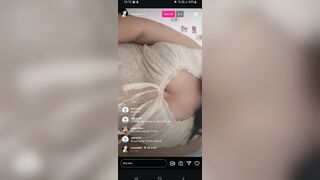 Bé học sinh tập live trên IG