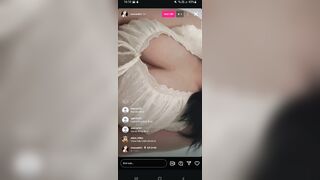 Bé học sinh tập live trên IG
