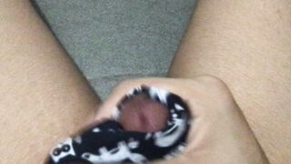 Trộm quần lót con bạn thân để thủ dâm