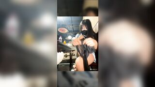 E gái làm liều cởi quần tất thủ dâm trong nhà hàng bị phát hiện