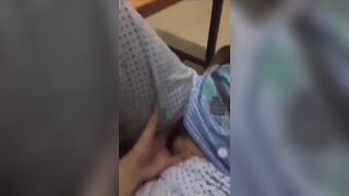 Ông bố dụ con gái cho móc bướm